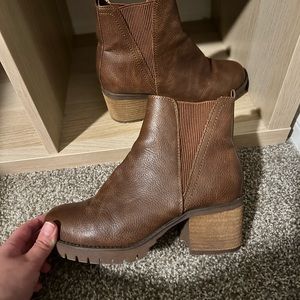 Brown leather Chelsea boot